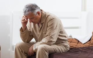 Nguyên nhân người cao tuổi thường xuyên mất ngủ